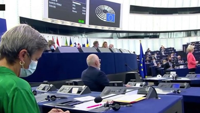  VIDEO – Margrethe Vestager, comisar UE, surprinsă cum tricota în Parlament în timpul discursului şefei ei