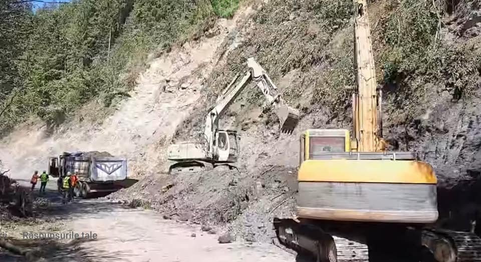  VIDEO: Imagini de la detonarea unui versant de pe DN 17B, județul Suceava