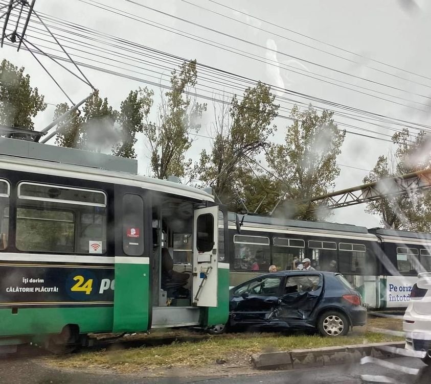  FOTO: Încă un accident cu tramvai. Mașină izbită pe Calea Chișinăului