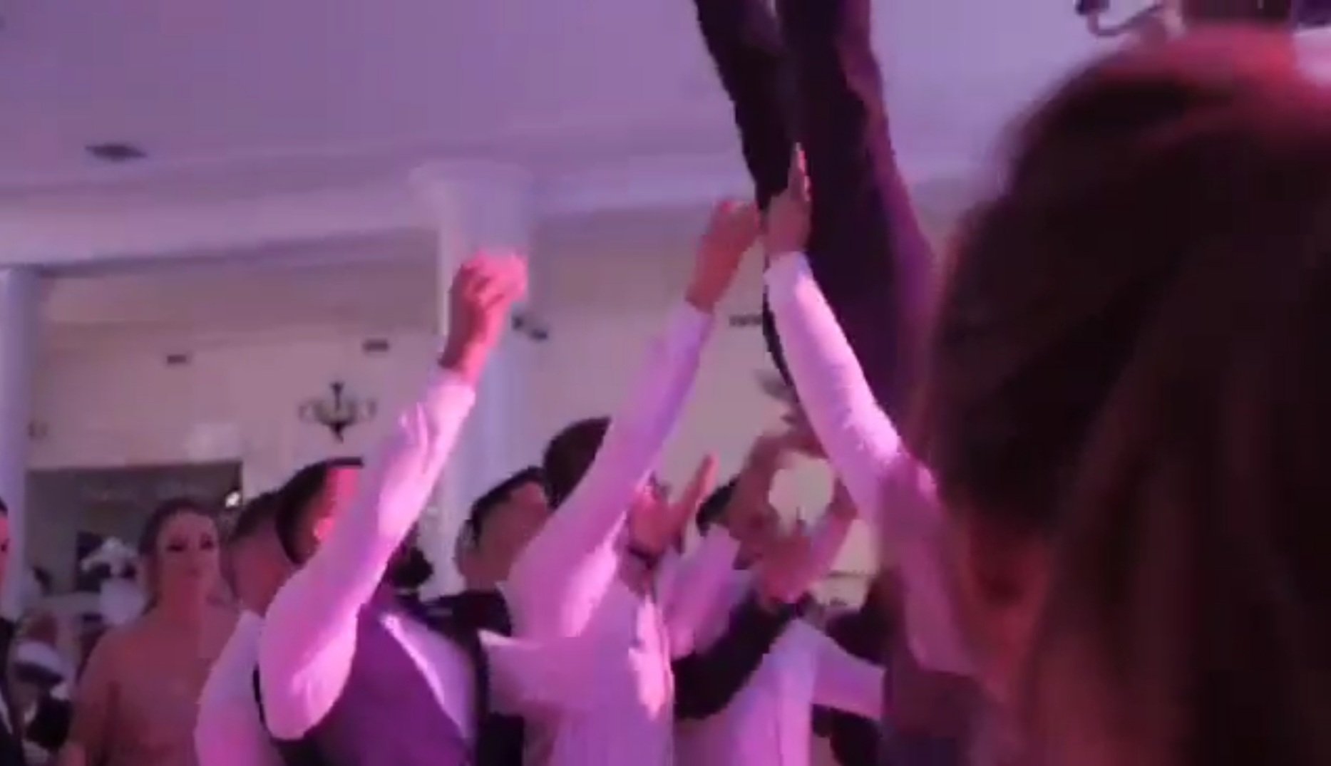  VIDEO-ȘOC: Mire scăpat de nuntașii care l-au aruncat în sus. Are coloana ruptă