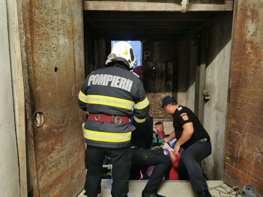  Paralizat după ce s-a prăbușit în casa liftului dintr-un magazin de mobilă din Botoșani