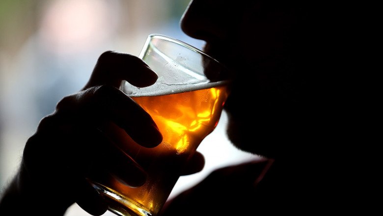  OMS recomandă o creştere a taxelor fiscale la alcool în Europa, în lupta împotriva cancerului