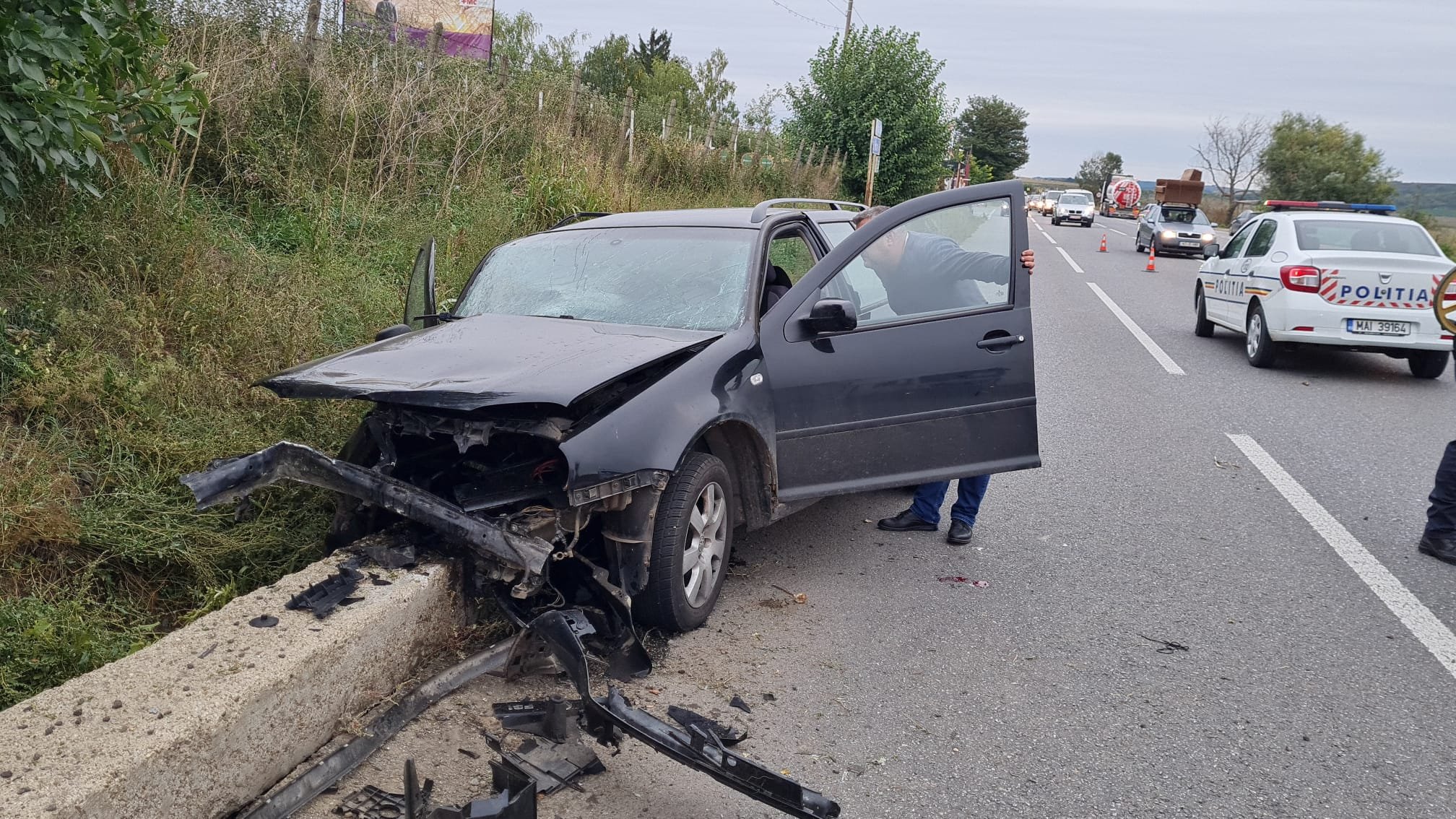  VIDEO-FOTO: Accident cu două victime la Sârca. Un autoturism s-a izbit de un cap de pod