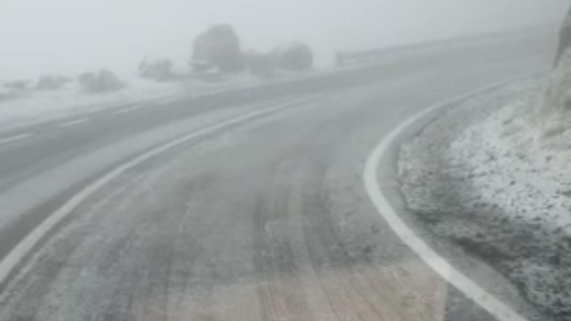  VIDEO Prima ninsoare din acest sezon, pe Transfăgărășan