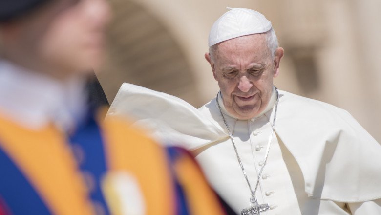  Papa Francisc povesteşte că după operaţia sa la colon unii cardinali discutau pentru a-i alege succesorul