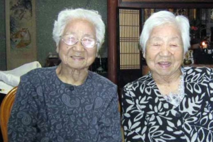  Cei mai în vârstă gemeni identici din lume! Împreună au  314 ani si 600 de zile