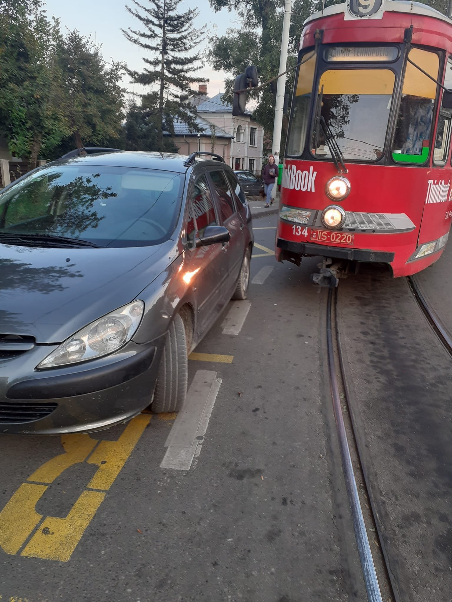  FOTO: Tramvaiele n-au putut face rondul la Copou din cauza unei mașini parcate aiurea