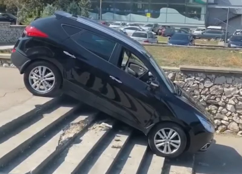  VIDEO Un șmecher cu mașină și-a scurtat drumul călărind scările dintr-un parc