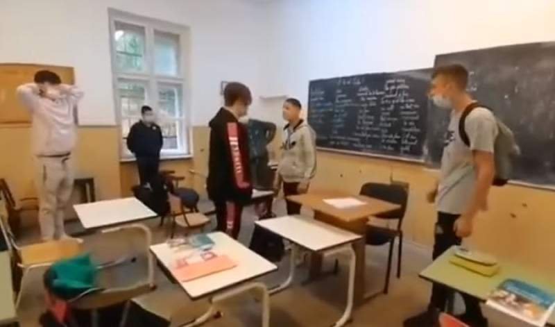  VIDEO Trei elevi reținuți și unul internat la Psihiatrie, după bătaia cruntă de la liceul din Lipova. ATENȚIE, IMAGINI CU PUTERNIC IMPACT EMOȚIONAL