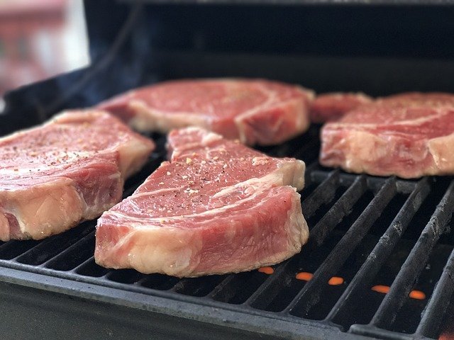  Jumătate dintre români consumă zilnic carne şi preparate din carne