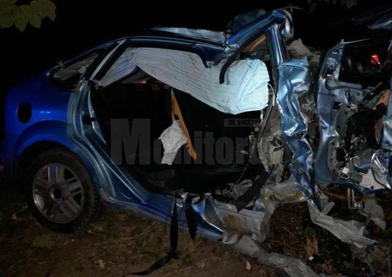 Un adolescent de 17 ani a murit după ce mașina condusă de un șofer de 18 ani a intrat într-un copac