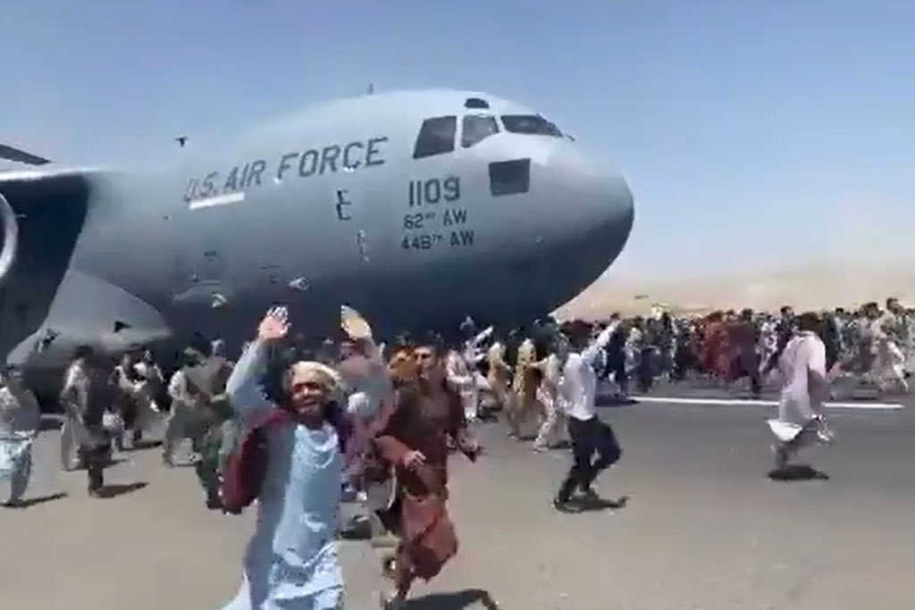  Talibanii fac apel la companiile aeriene internaţionale să îşi reia zborurile spre Afganistan