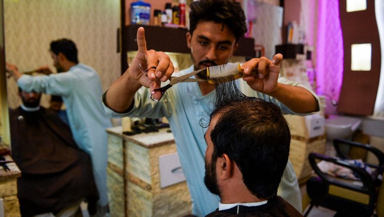  Talibanii le interzic frizerilor să mai radă sau să tundă bărbile afganilor