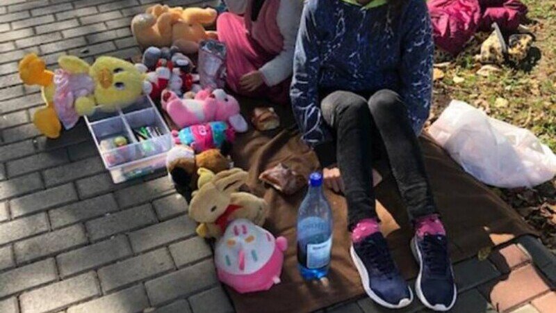  Două fetițe din Roman își vând jucăriile pentru plata facturii la lumina electrică