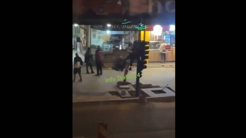  VIDEO Cerșetor bătut cu picioarele în cap de un bodyguard, în centrul Clujului: oamenii de pe stradă se uitau nepăsători