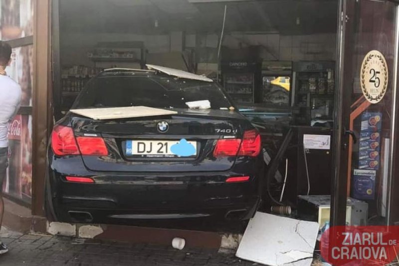  VIDEO A intrat cu BMW-ul în magazin