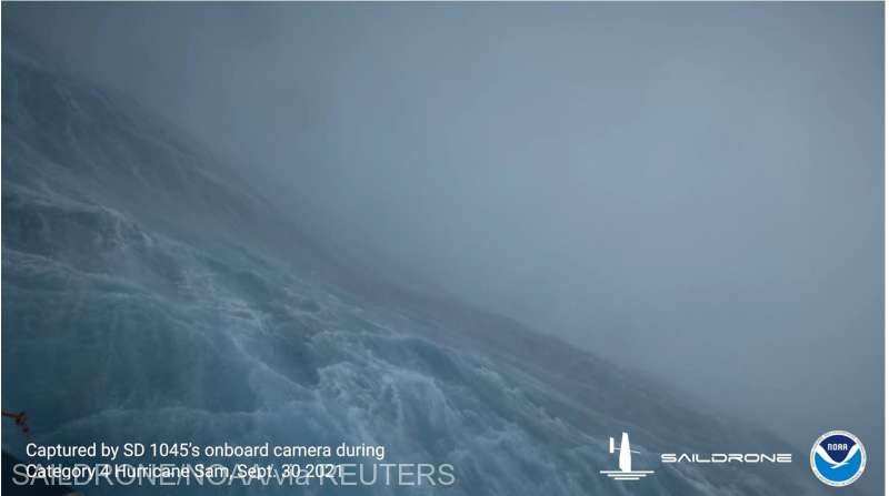  VIDEO Filmare în premieră din interiorul unui uragan. Valuri înalte de peste 15 metri