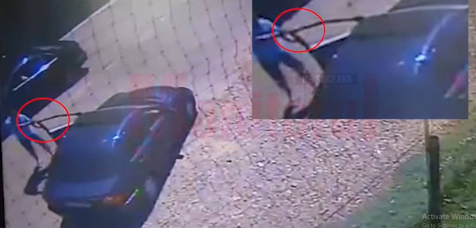  Imagini şocante cu un individ care atacă în plină stradă un şofer cu un pistol
