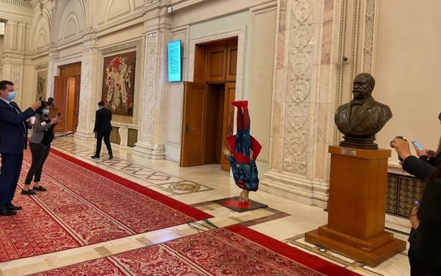  Circ total: PSD a pus un Superman căzut în cap pe holul din faţa plenului Parlamentului