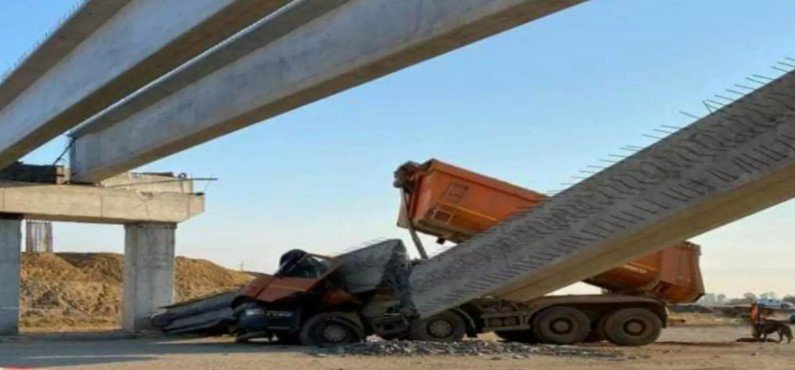  O grindă de la un pod în construcţie a căzut peste un camion. Ce s-a întâmplat cu şoferul?