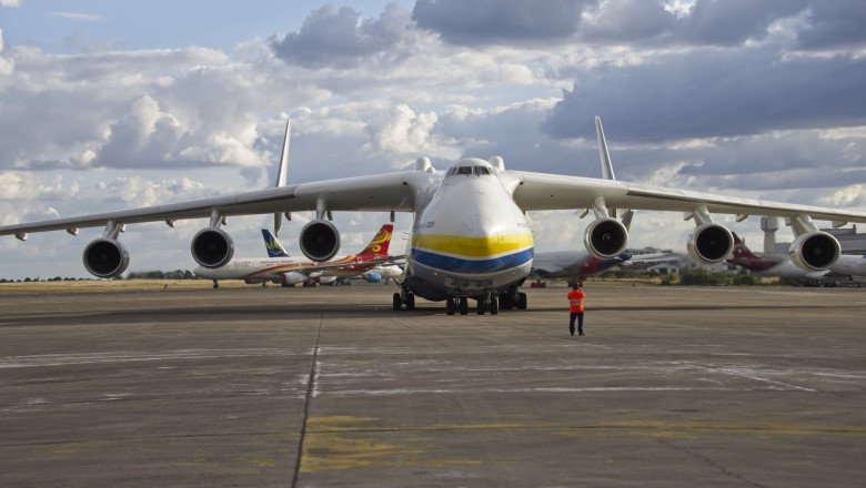  Cel mai mare avion cargo din lume, de peste 700 de tone, aterizează în România