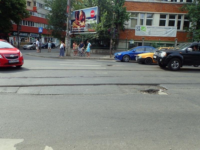  Marcajele rutiere din București abia se mai văd. PMB: Vor fi refăcute integral cândva