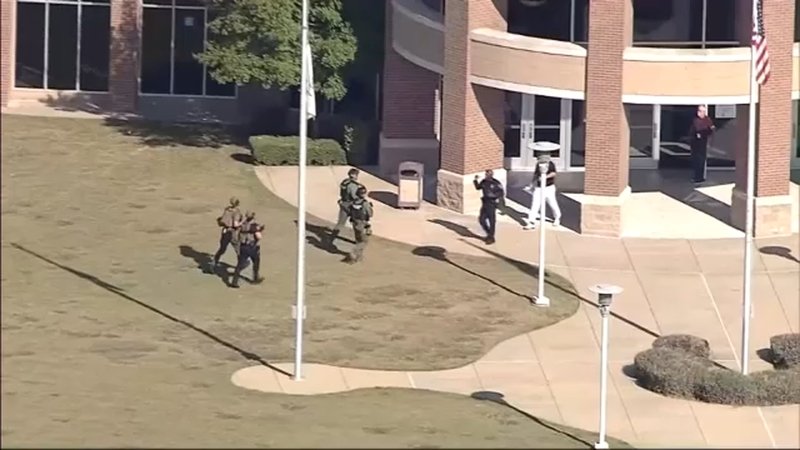  Atac armat soldat cu mai mulţi răniţi într-un liceu din Texas