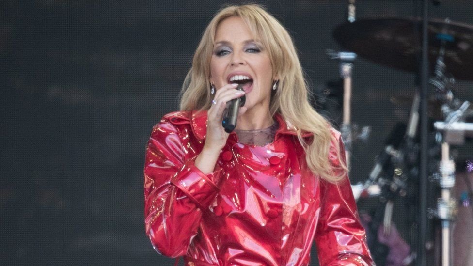  Kylie Minogue se mută înapoi în Australia după ce a trăit 30 de ani în Marea Britanie
