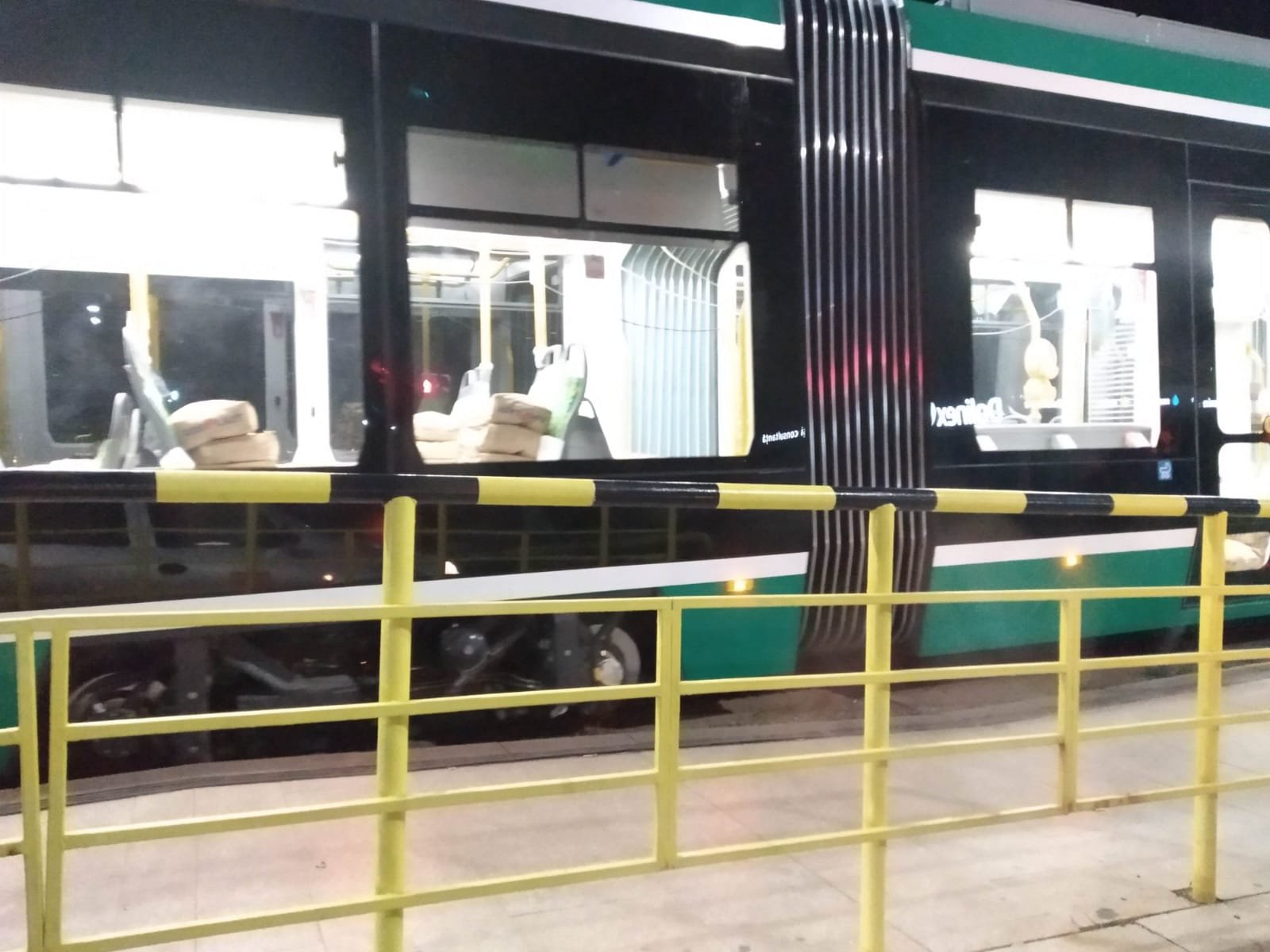  FOTO – Noul tramvai adus din Turcia, verificat aseară de CTP pe străzi cu saci de nisip