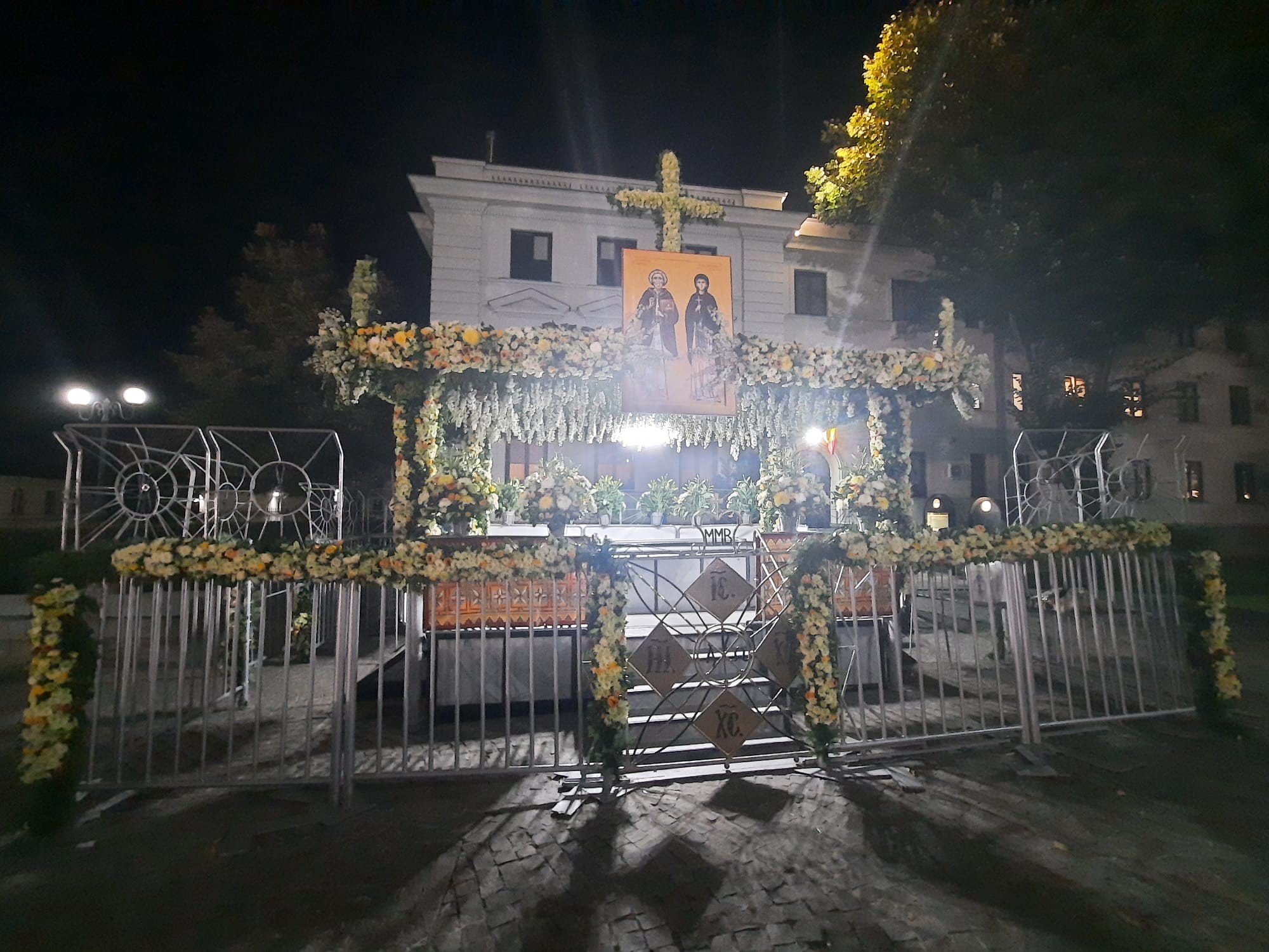  VIDEO Este gata baldachinul de flori în care va fi așezată Sfânta în timpul pelerinajului