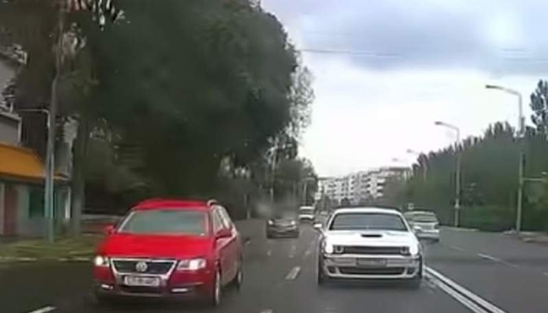  VIDEO Tânăr mort la scurt timp după ce a fost filmat când dădea flash-uri mașinilor din calea sa