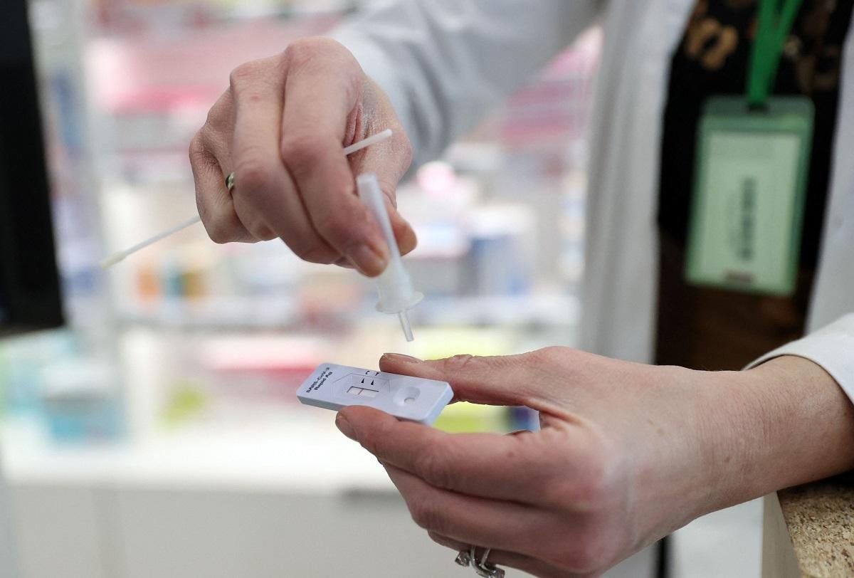  De ce se plătesc testele rapide, oferite gratuit de stat în farmacii