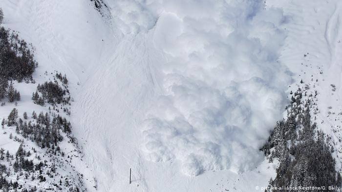  VIDEO: Strat de zăpadă de câţiva centimetri şi vânt puternic la altitudini mari, în Bucegi