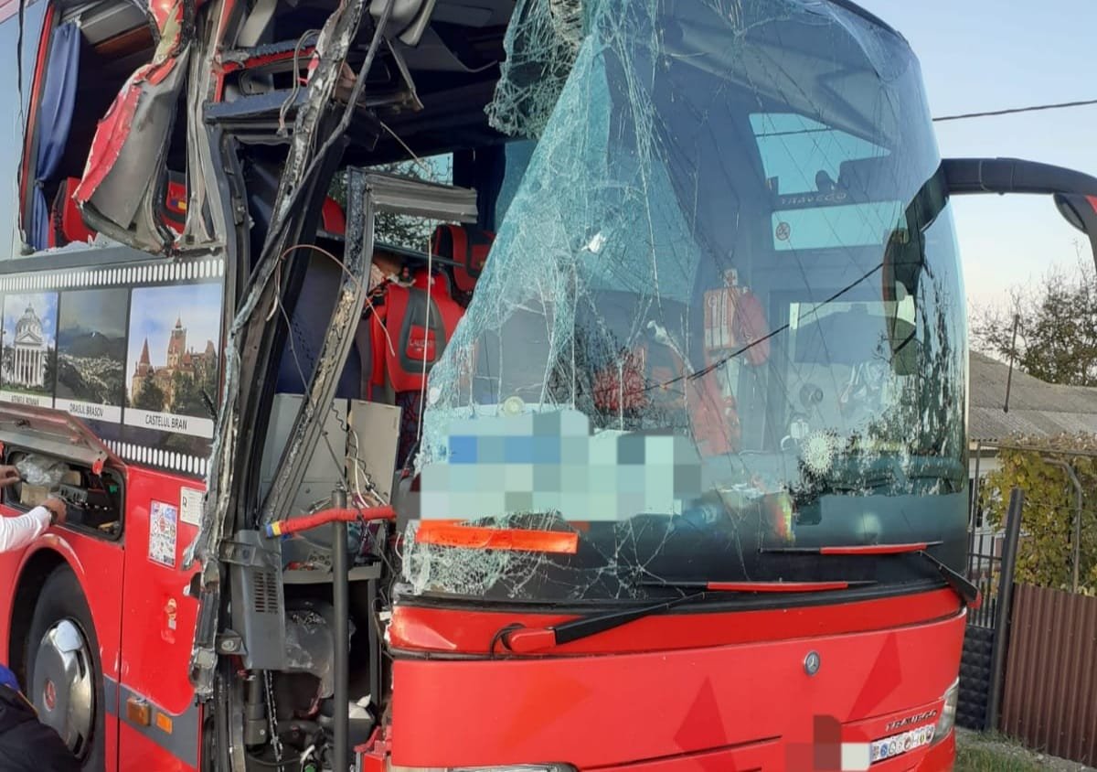  Un autocar cu 26 de persoane s-a înfipt într-un TIR pe drumul european 85