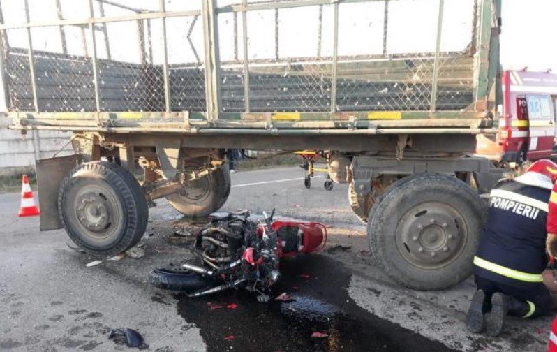 FOTO – Un tânăr motociclist de 21 de a murit, iar alte două persoane au fost rănite după ce s-au izbit de remorca unui tractor