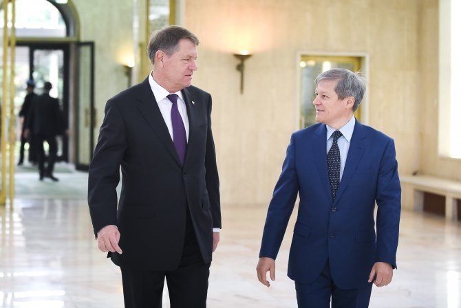 România e în criză, Iohannis joacă şah cu USR