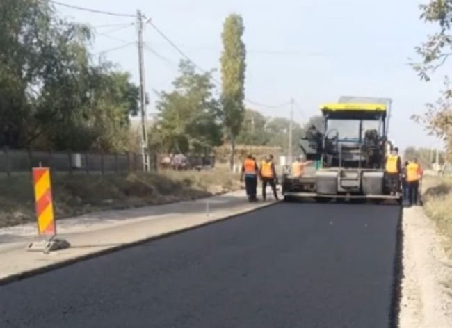  Au început lucrările de asfaltare pe drumul Botoșani – Târgu Frumos
