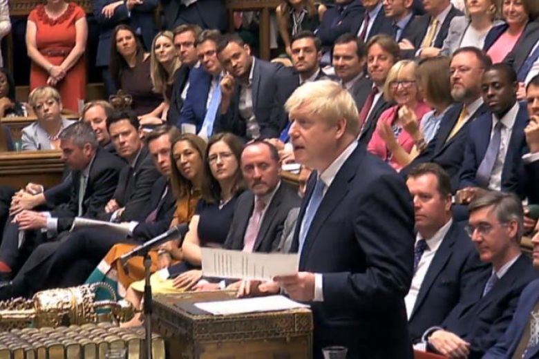  Parlamentul britanic acuză Guvernul Johnson că a comis ”greşeli mari” în gestionarea epidemiei covid-19