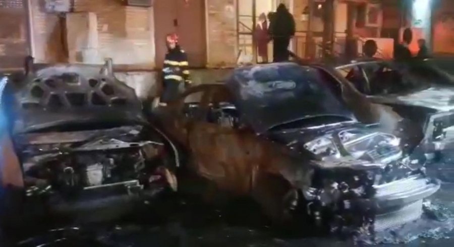  VIDEO Cinci mașini au ars în parcarea unui bloc din Galați. Pompierii iau în calcul că focul ar fi fost pus intenționat