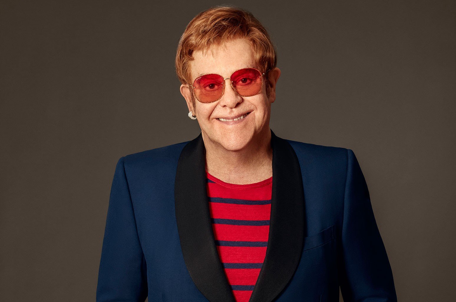 Elton John, primul artist cu single-uri în UK Top 10 în şase decenii diferite