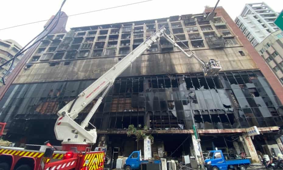  VIDEO – Incendiu puternic la un bloc de 13 etaje din Taiwan: 46 de morţi şi alte zeci de răniţi