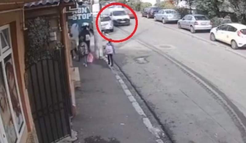  VIDEO Momentul în care o fetiță este lovită de mașină în timp ce traversează strada în fugă
