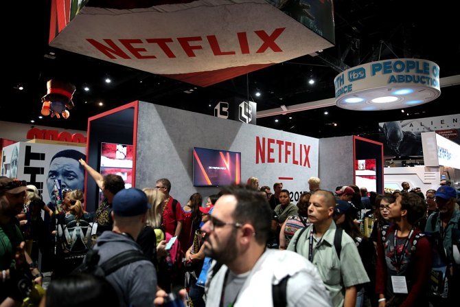  Angajaţi ai Netflix vor protesta săptămâna viitoare faţă de un spectacol, considerat transfob, al celebrului umorist Dave Chappelle