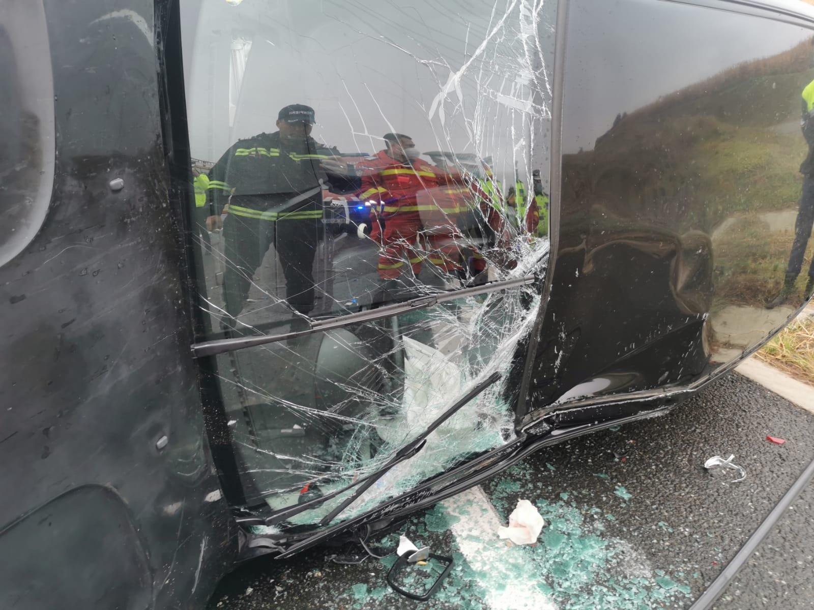  FOTO: Mașină răsturnată în Valea Ursului după ciocnirea cu alt autoturism
