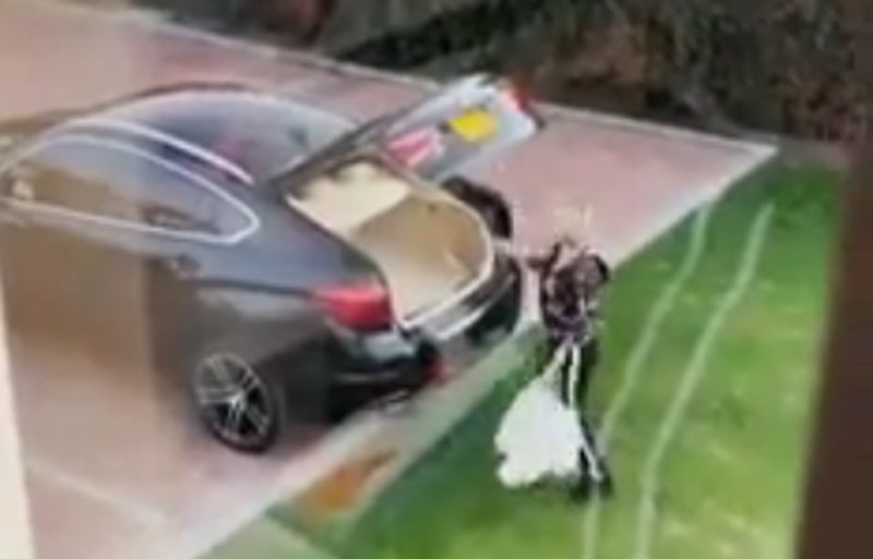  VIDEO O blondă ia la bătaie o mașină nedându-și seama că e victima unei farse
