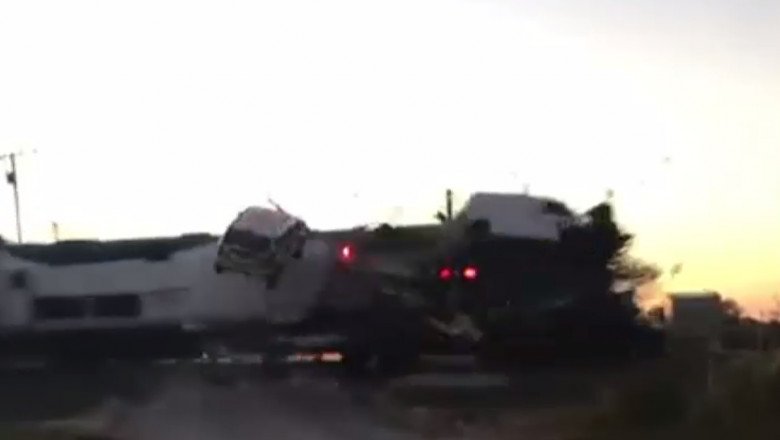  VIDEO Accident spectaculos: Un tren lovește în plin un trailer care transporta mașini, bocat la trecerea de nivel