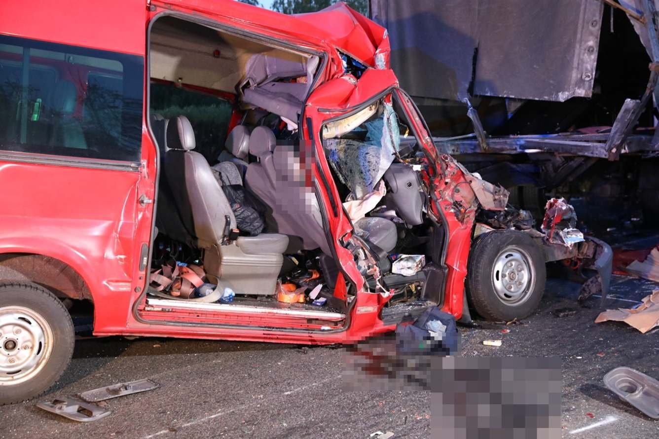  FOTO – Un microbuz românesc s-a strivit de un TIR pe o autostradă în Ungaria: cinci persoane au murit