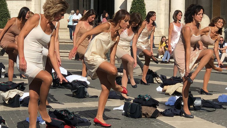  Protest inedit al stewardeselor la Roma. S-au dezbrăcat în centrul oraşului