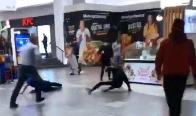  VIDEO Bătaie în mall din cauza certificatului verde. Bărbatul voia să mănînce, dar nu avea actul