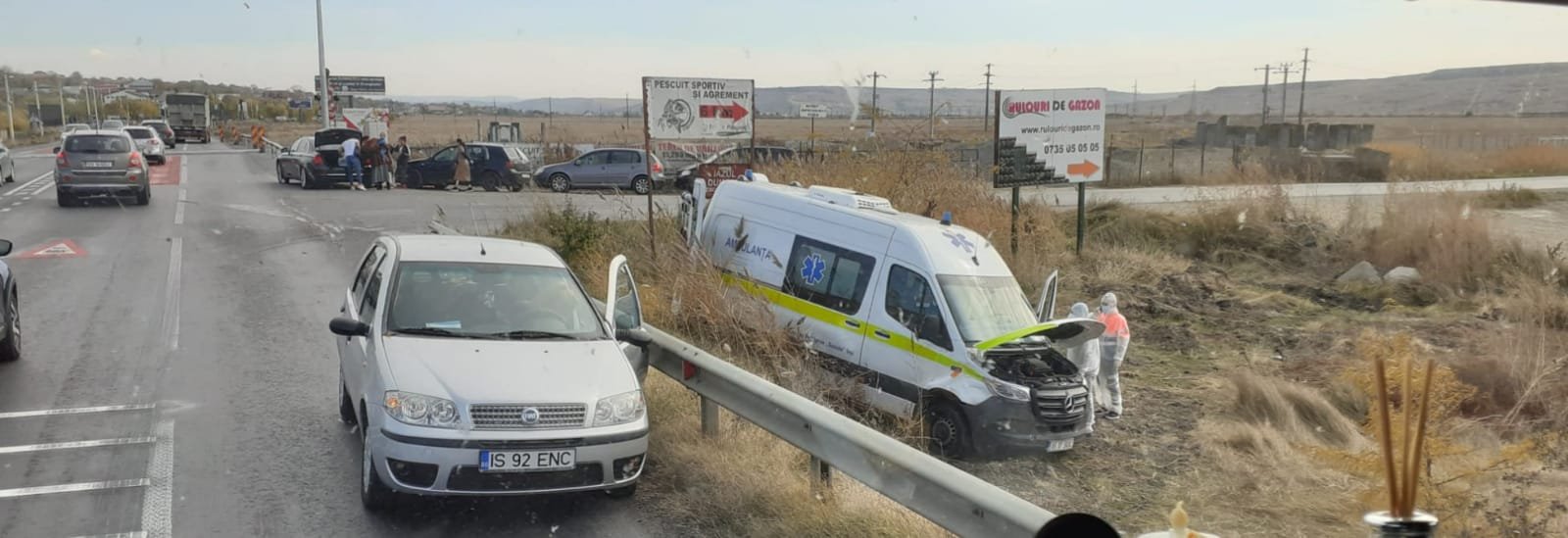 FOTO: Ambulanță implicată într-un accident la bariera de la Lețcani